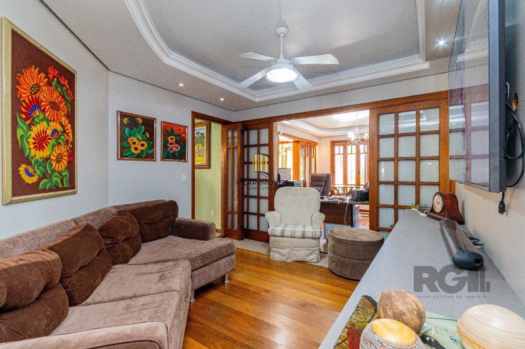 Casa de 4 dormitórios 304m² no bairro Jardim Lindóia