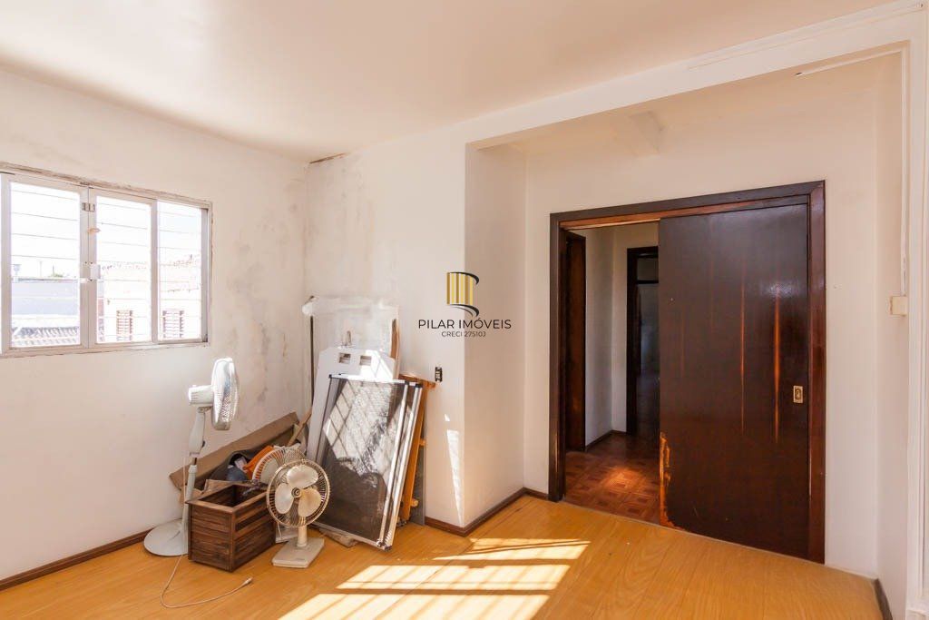 Casa com 3 quarto e 230m² à venda em Farrapos, Porto Alegre.