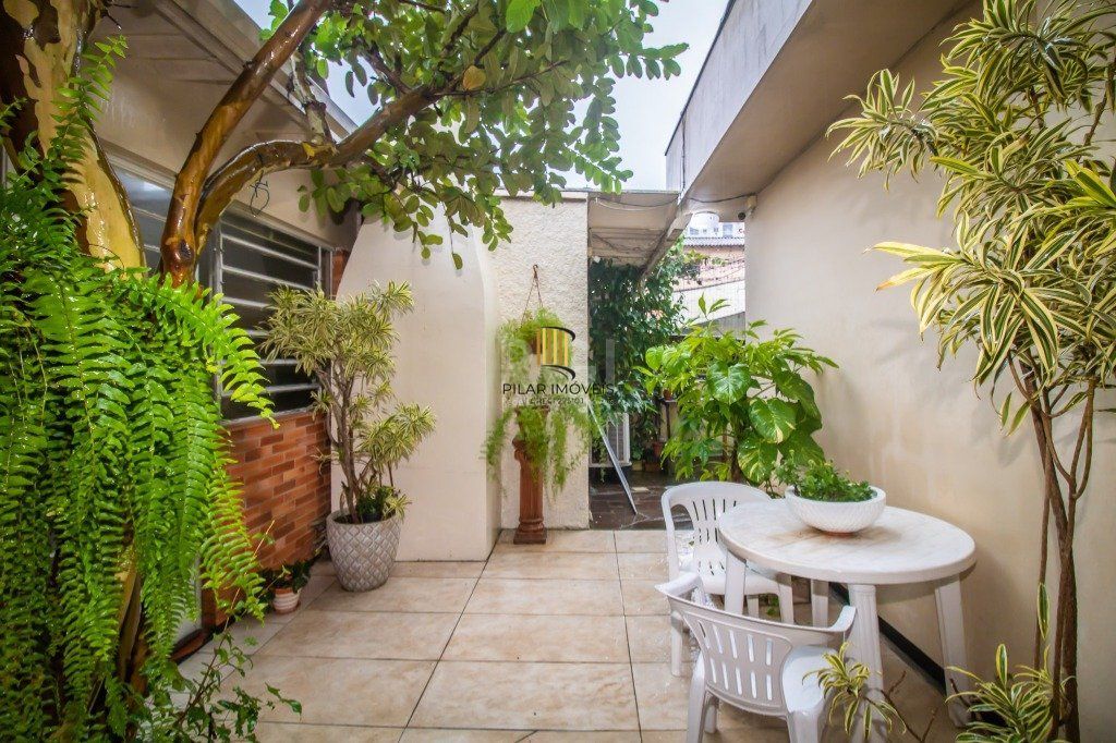 Casa de 289m² - 3 dormitórios, 1 suíte, 4 salas, churrasqueira, pátio e 4 vagas de garagem no bairro Partenon
