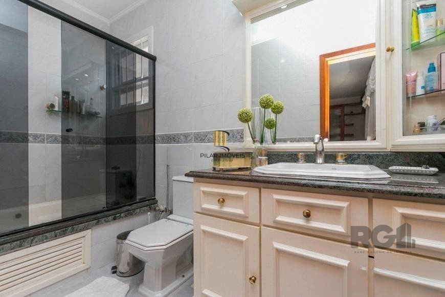 Casa de 380m² - 4 dormitórios, 2 suítes, 4 vagas no bairro Bom Jesus
