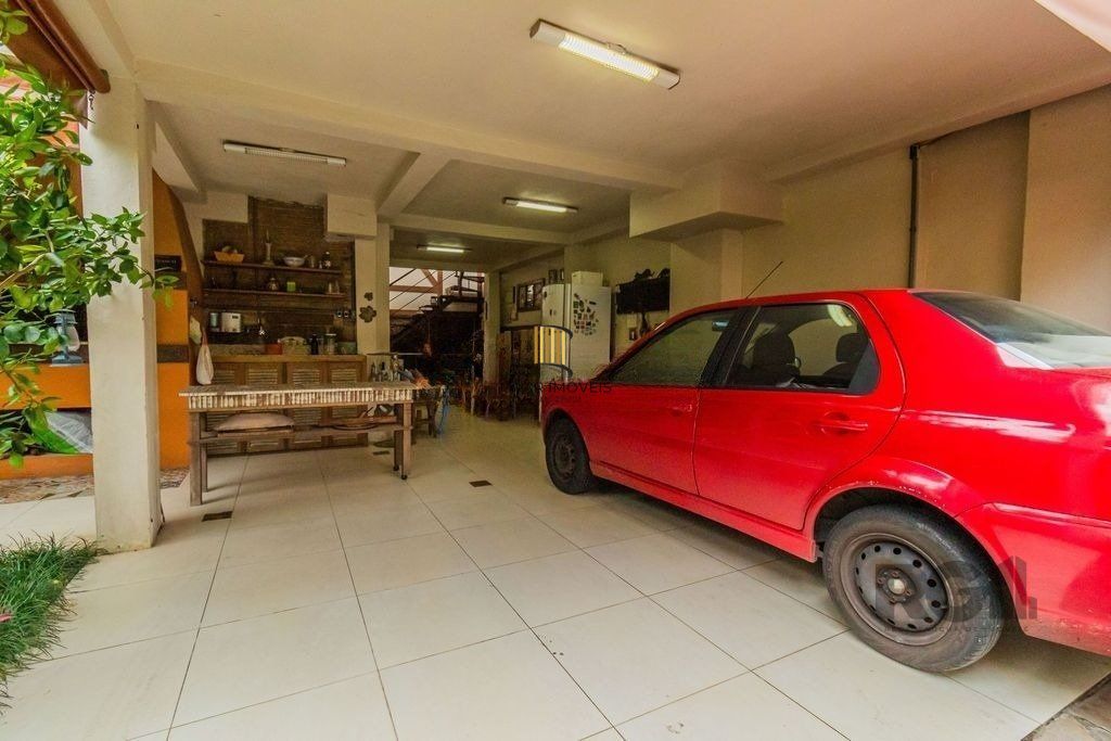 Impecável casa no bairro Medianeira. Living de 3 ambientes com lareira. Com 4 dormitórios sendo 1 suíte também com lareira. Ampla cozinha mobiliada e reformada. Dormitórios com armários fixos .