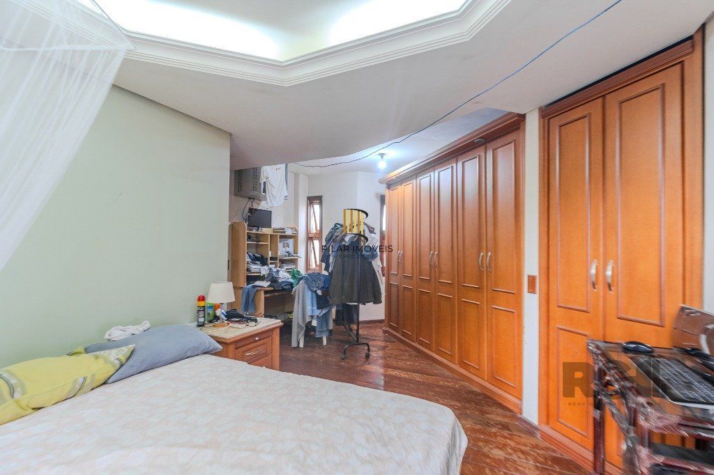 Casa 400m² - 5 dormitórios, 4 vagas no bairro Vila Jardim