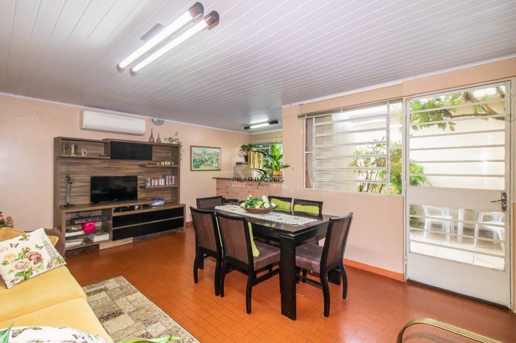 Casa de 289m² - 3 dormitórios, 1 suíte, 4 salas, churrasqueira, pátio e 4 vagas de garagem no bairro Partenon