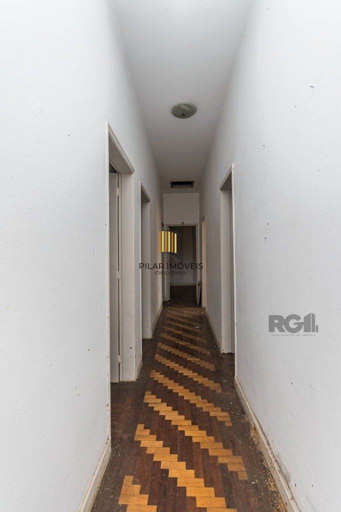 Casa de 4 dormitórios, no bairro Medianeira 