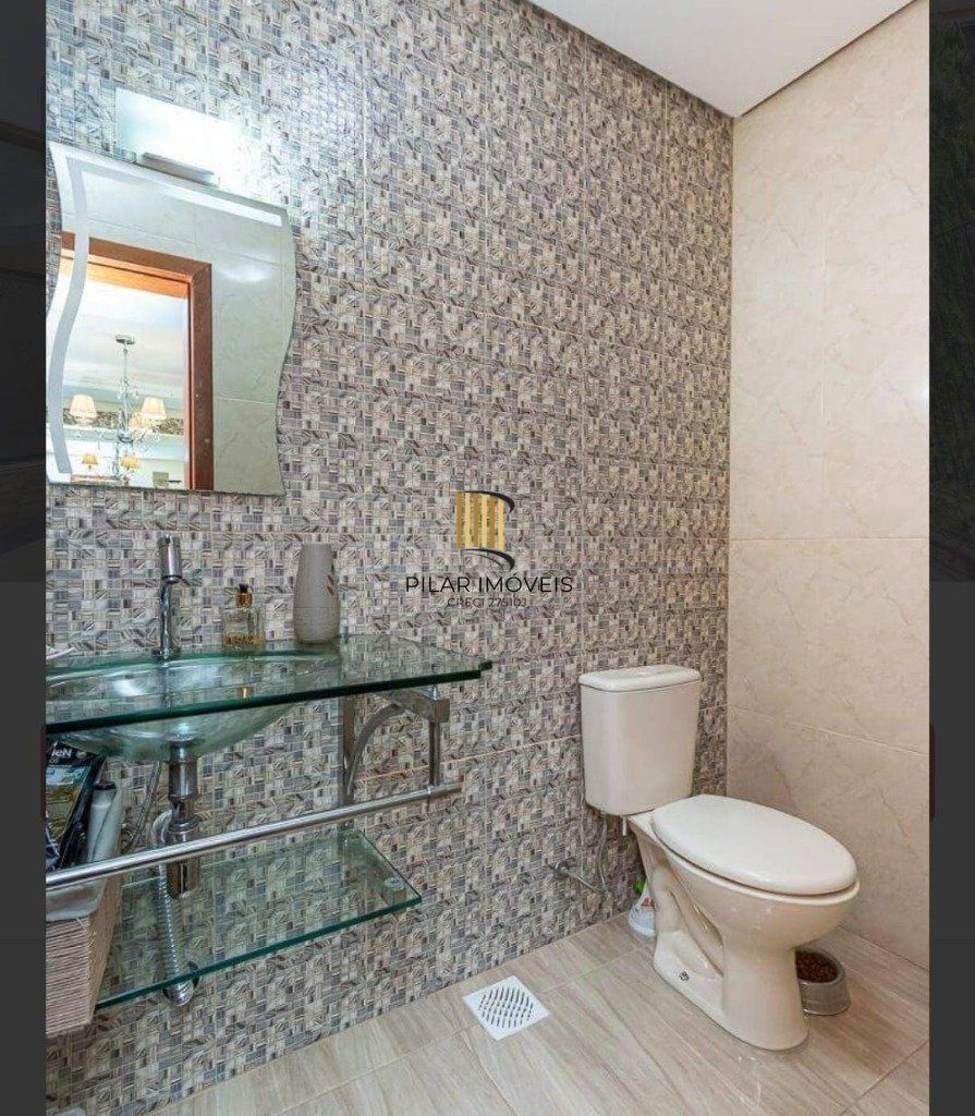 Excelente casa com 3 dormitórios e piscina