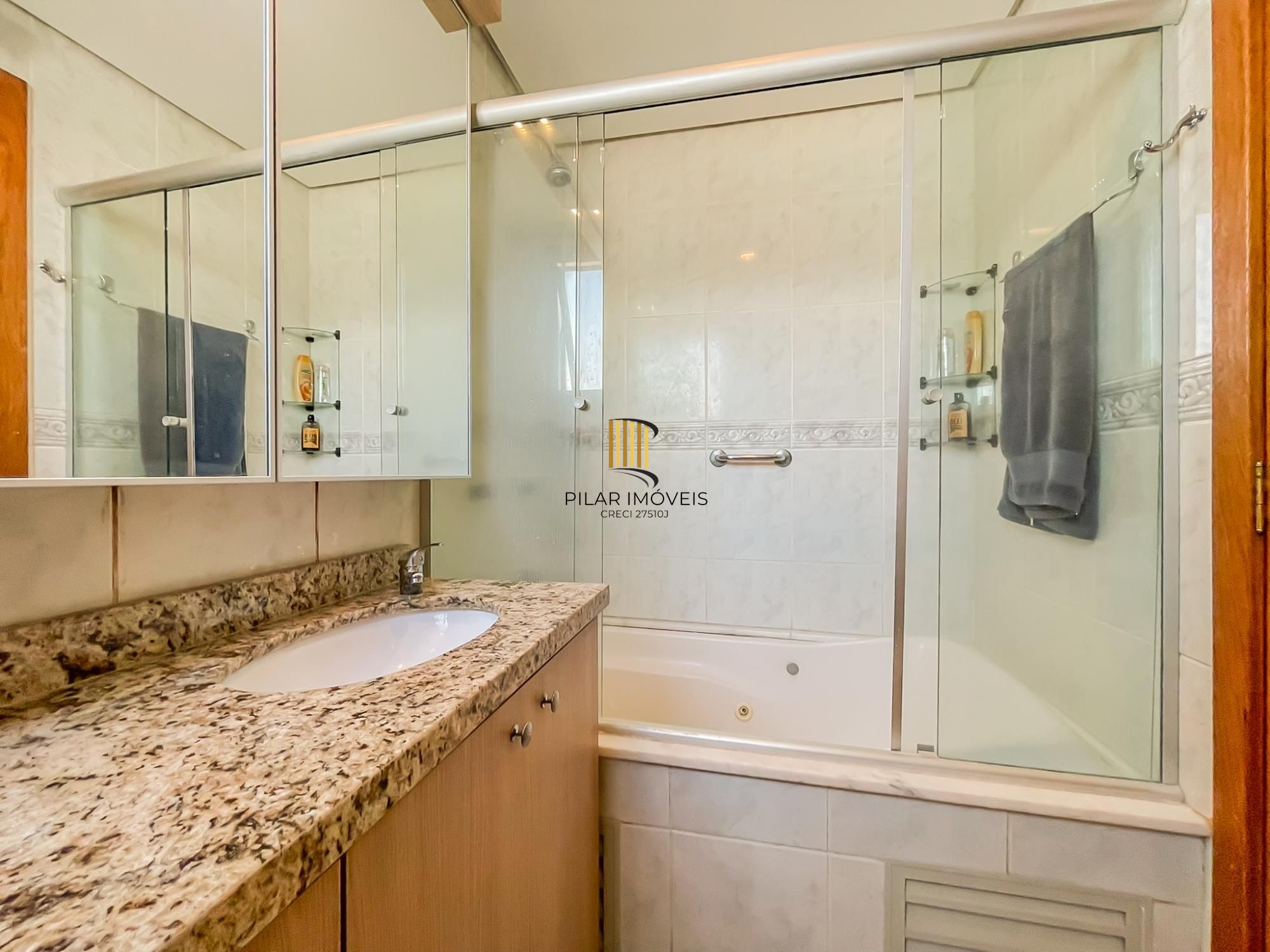 Lindo apartamento 03 dormitórios, duas vagas Coração Menino Deus