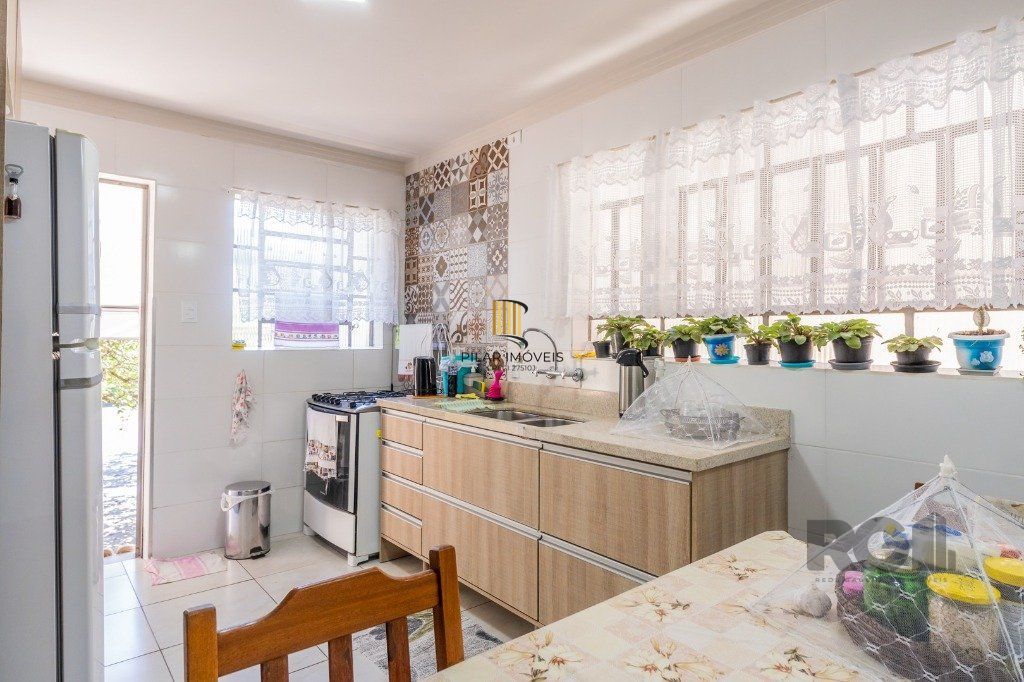 Casa com 4 dormitórios no bairro Gloria