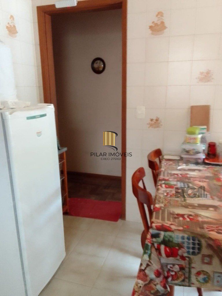 Casa de 4 quartos com 243,58m² no Bairro Lomba do Pinheiro