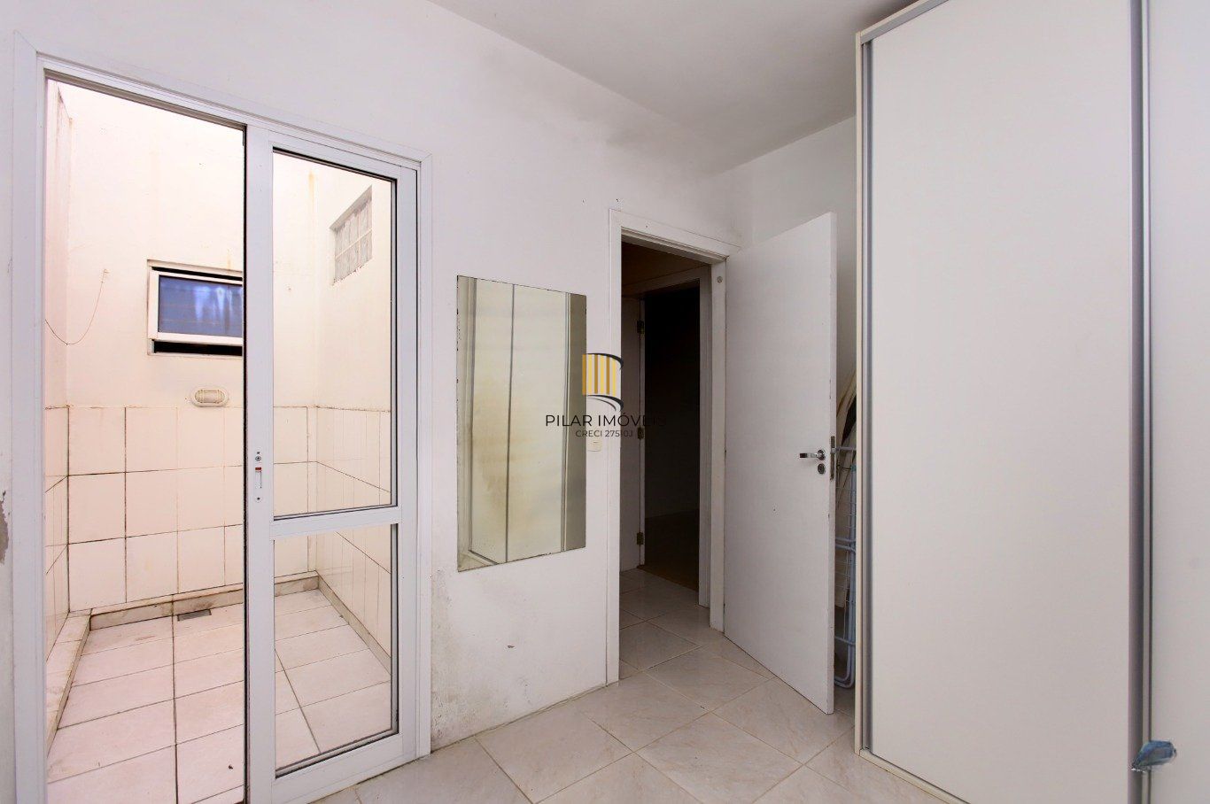 Casa com Edícula nos fundos, total de 5 dormitórios no Bairro gloria.