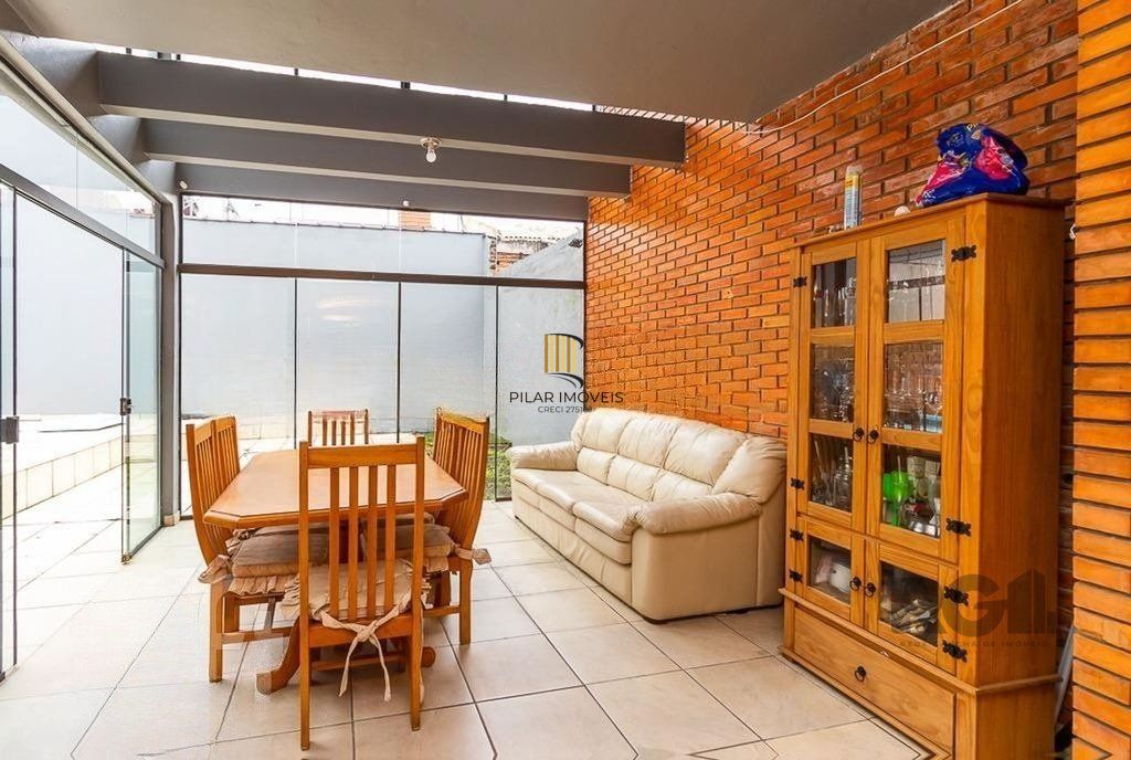 Casa de 245m² com 5 dormitórios no bairro Sarandi
