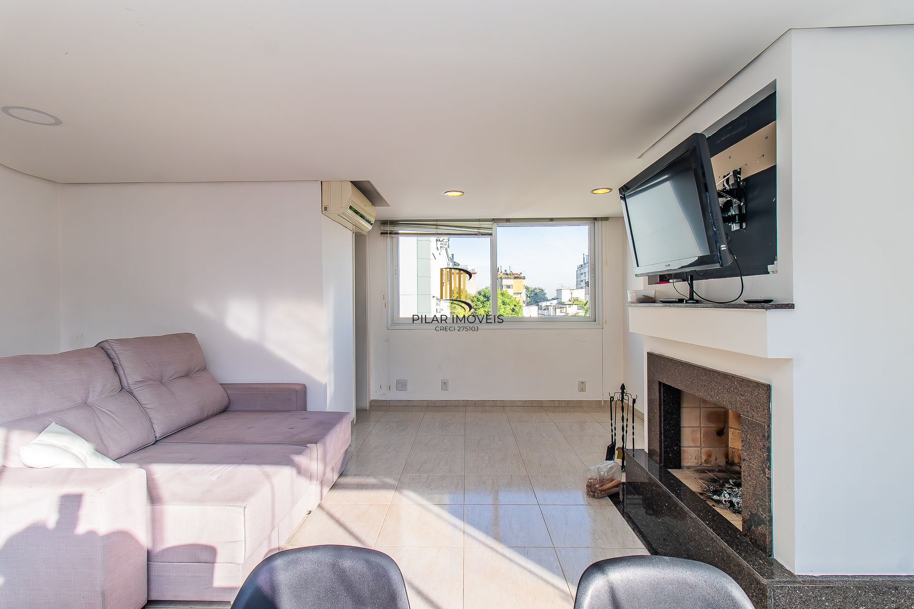 Amplo apartamento duplex com 2 dormitórios e 1 vaga de garagem.