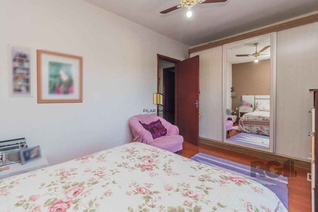 Sobrado de 215m² - 4 dormitórios, 5 vagas no bairro Passo das Pedras