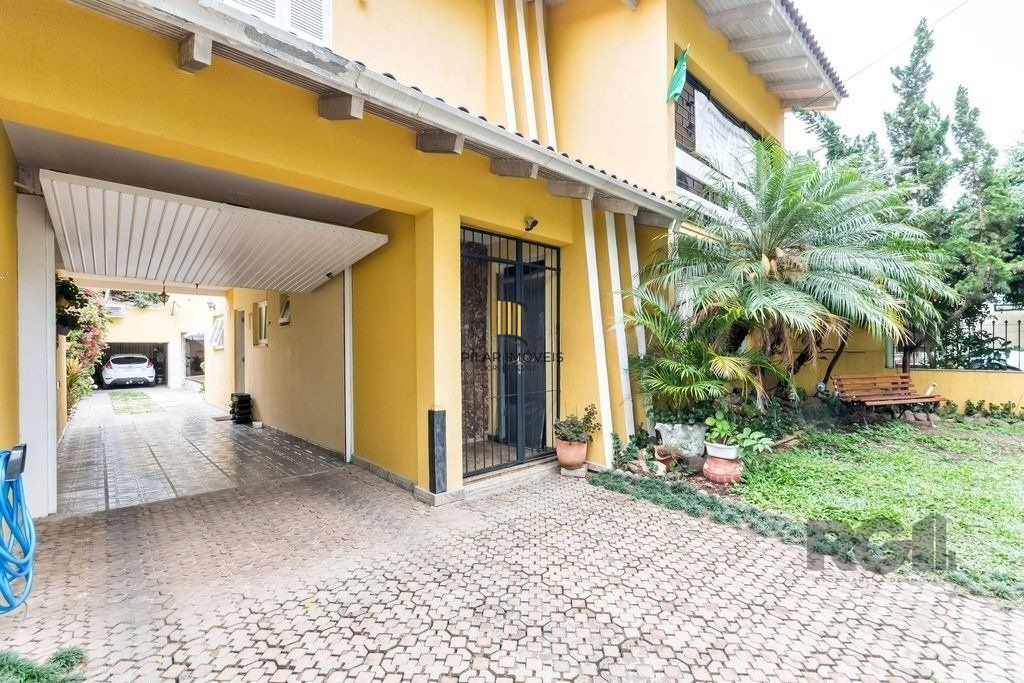 Casa 381m² - 5 dormitórios, 1 suíte, piscina e 6 vagas no bairro São Sebastião