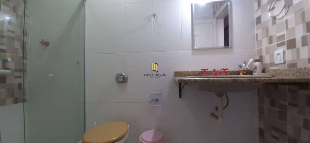 VENDE – AMPLA CASA RESIDENCIAL COM PISCINA E 5 VAGAS