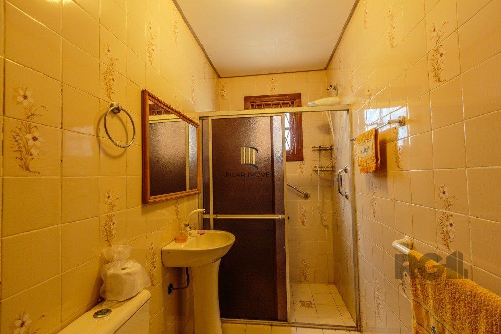 Casa 253m², 3 suítes, pátio, churrasqueira e vaga de garagem para 4 carros no bairro Nonoai