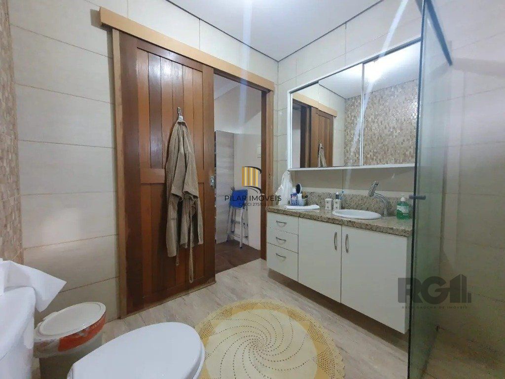 Casa com 3 dormitórios no bairro Lomba do Pinheiro