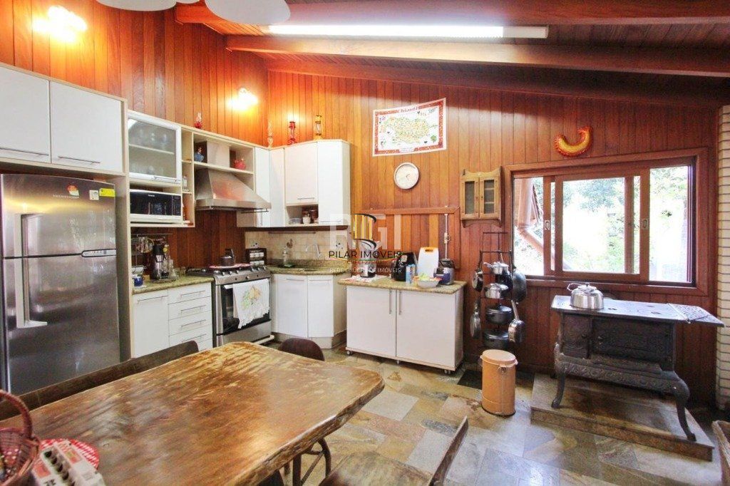 Casa para Venda - 250m², 3 dormitórios, 1 vaga - Teresópolis