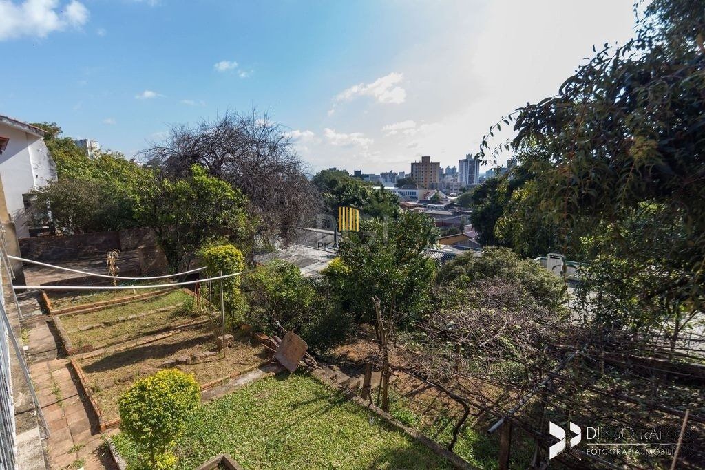 Lindo sobrado com 347m2 de área construída,  5 vagas, espaço de lazer com vista panorâmica.