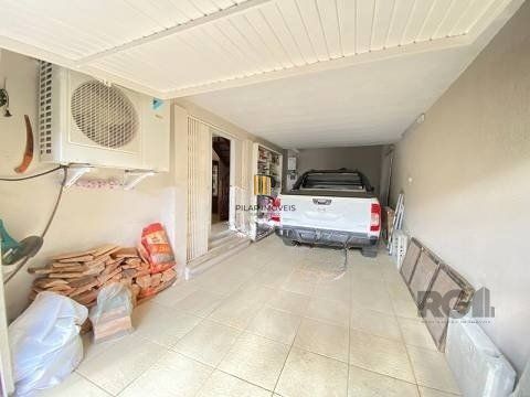 Casa 3 dormitórios a uma quadra da avenida Teresópolis e cinco minutos do Bourbon Shopping Teresópolis