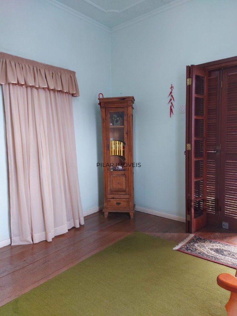 Casa 3 dormitórios,  1 vaga de garagem ampla e coberta.  Possui edícula com 3 peças. Espaço com churrasqueira e dispensa. Área total de  484m².