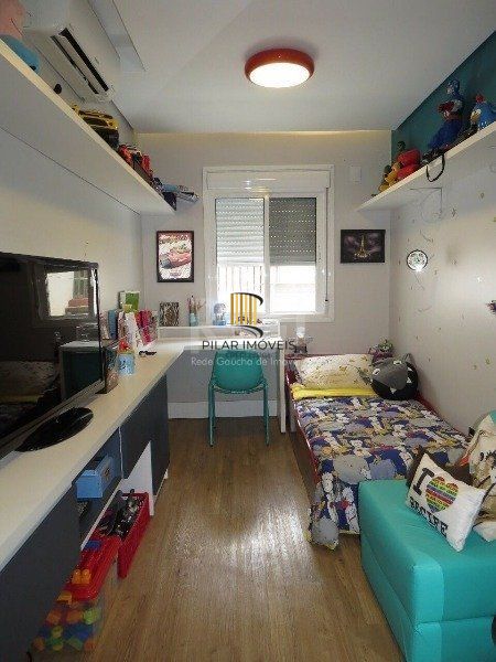 EXCELENTE CASA COM 3 DORMITÓRIOS, 1 SUÍTE E VAGA DE GARAGEM PARA 3 CARROS.