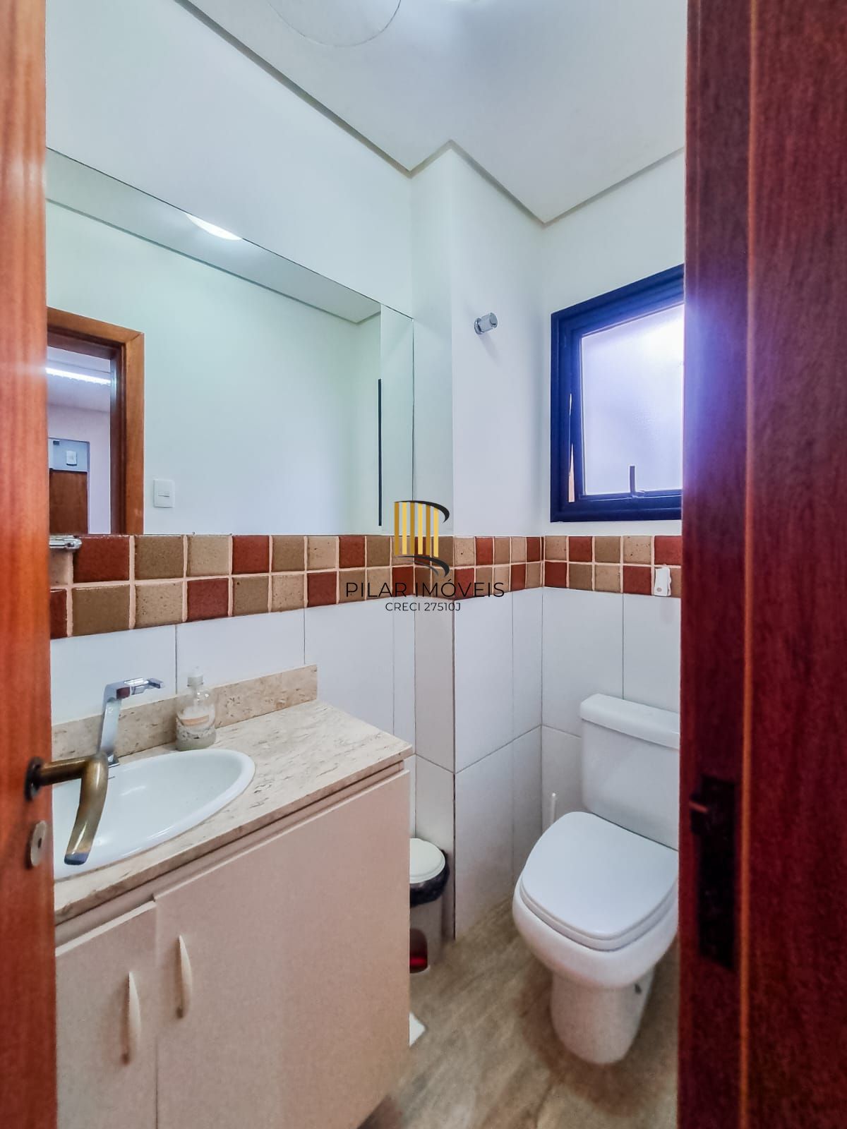 Sala locada com vaga no Menino Deus, a 200 m do Praia de Belas