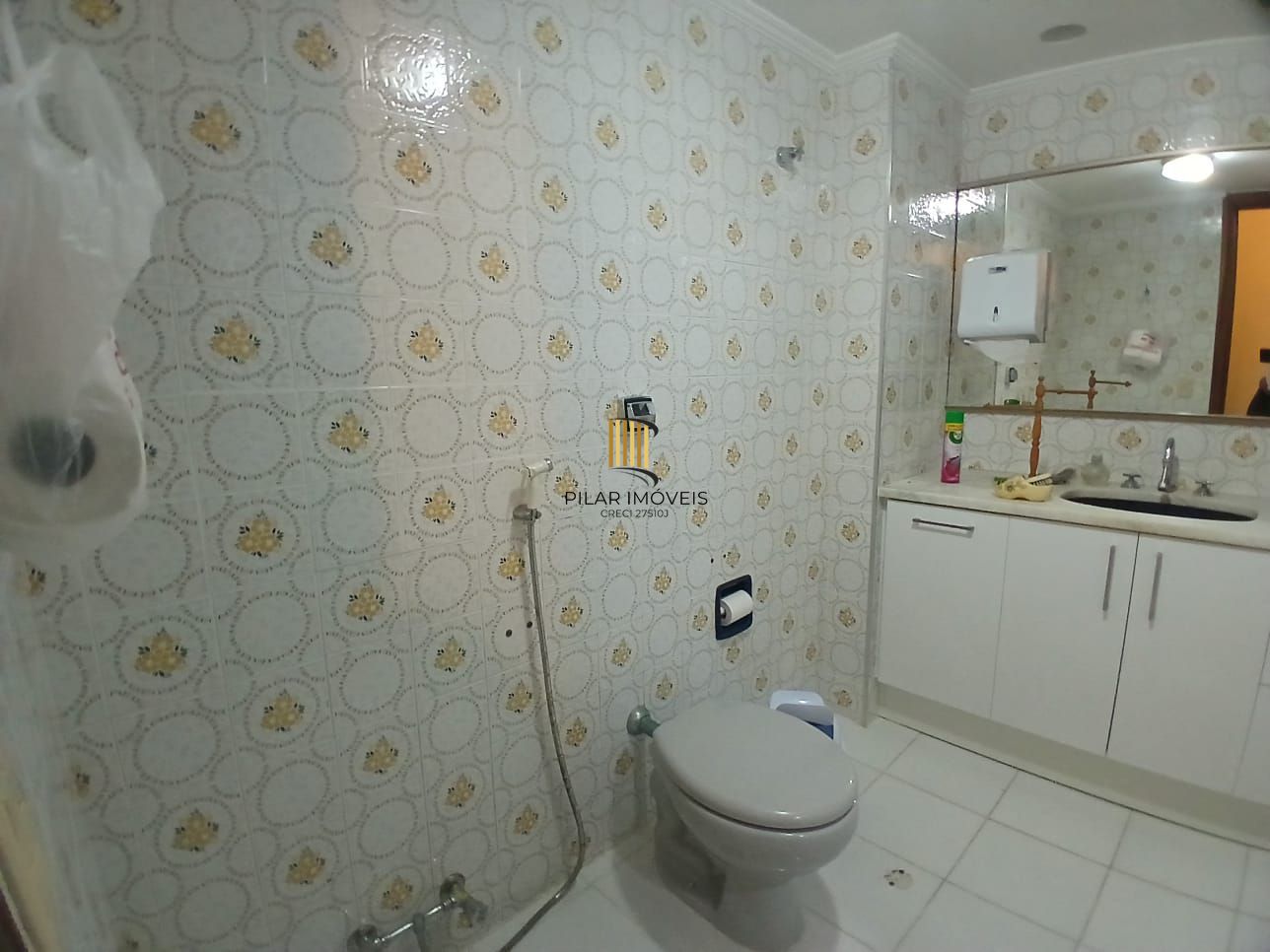 Apartamento de 03 dormitorios e vaga coberta no Menino Deus