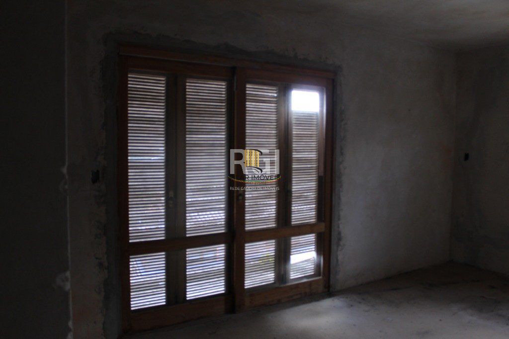 Casa para Venda - 300m², 5 dormitórios, sendo 3 suites, 5 vagas - Teresópolis