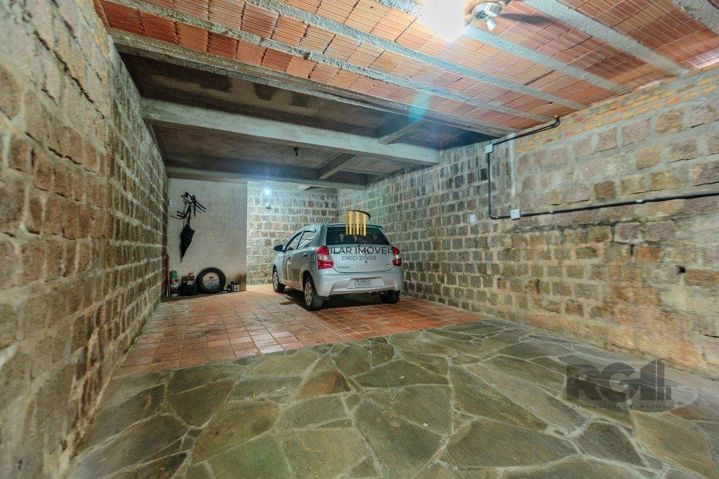 Casa 253m², 3 suítes, pátio, churrasqueira e vaga de garagem para 4 carros no bairro Nonoai