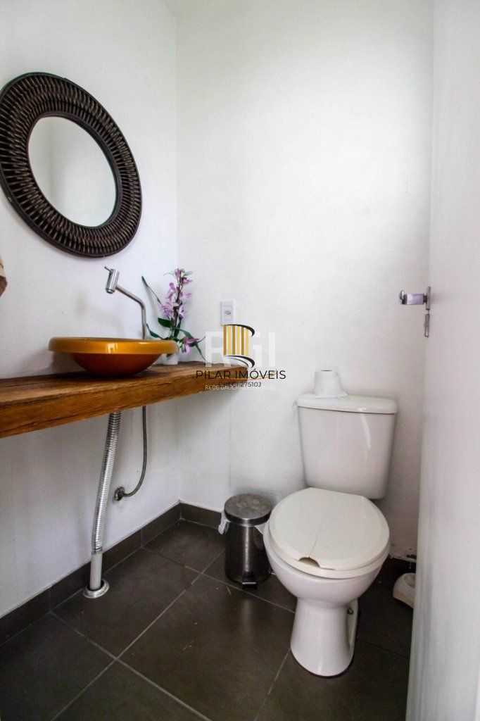 Casa para Venda - 300m², 3 dormitórios, sendo 1 suites, 4 vagas - Teresópolis