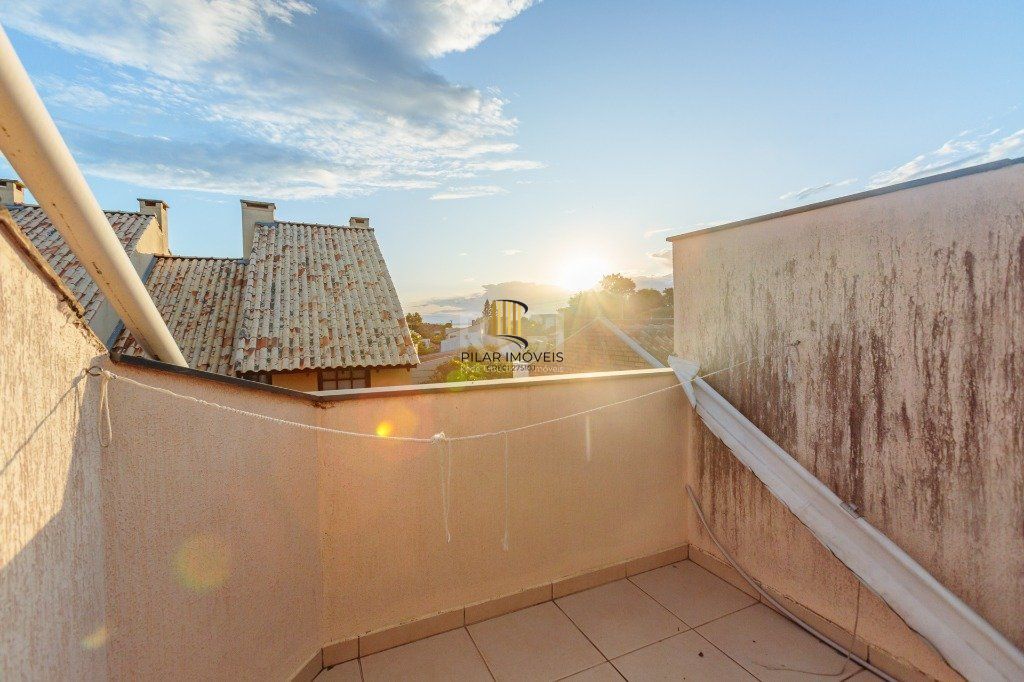 Casa 160m² - 3 dormitórios, 1 suíte, churrasqueira, terraço e 2 vagas de garagem no Guarujá