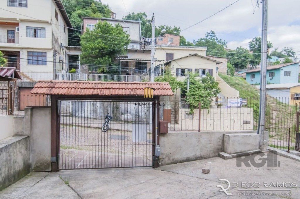 Casa de 4 dormitórios no bairro Glória