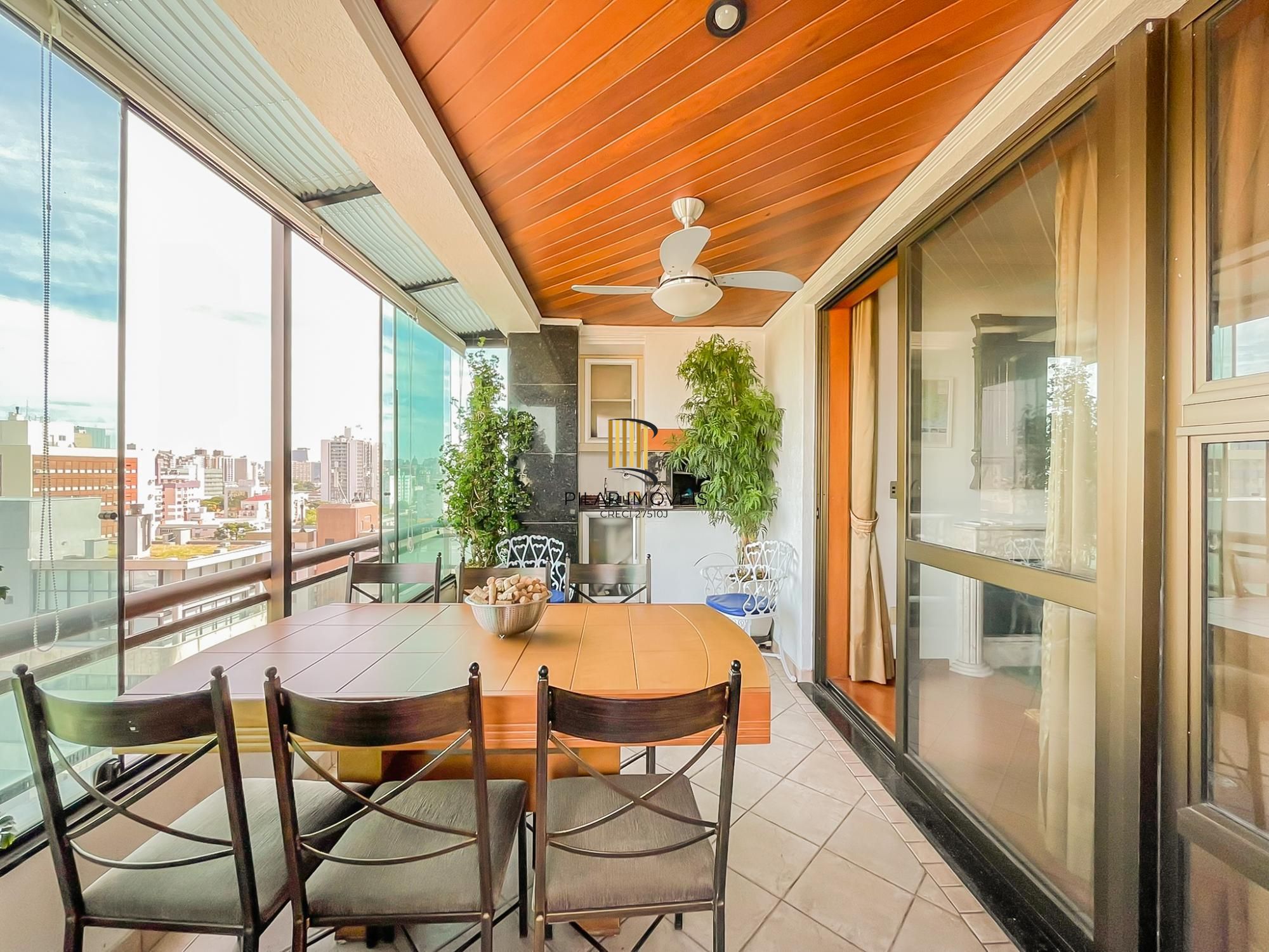 Lindo apartamento 03 dormitórios, duas vagas Coração Menino Deus