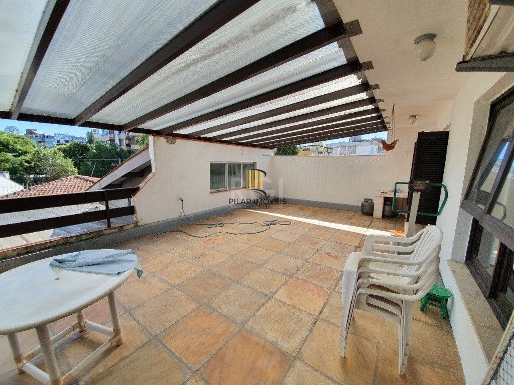 Casa de  333m² com 4 dormitórios, pátio com piscina, espaço gourmet com churrasqueira e 4 vaga de garagem no bairro Passo da Areia