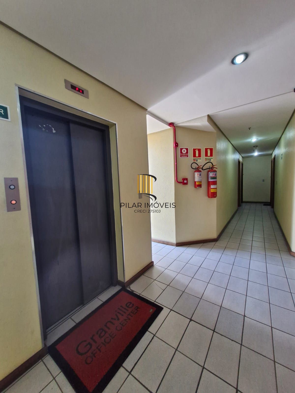 Sala comercial em prédio com elevador, no bairro Teresópolis.