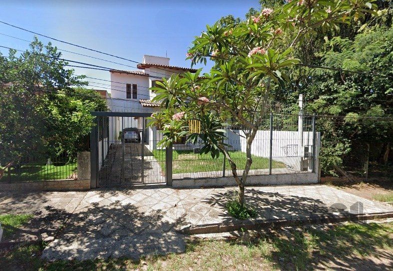Casa 234m² - 3 dormitórios, 1 suíte e vaga para 6 carros no Jardim São Pedro