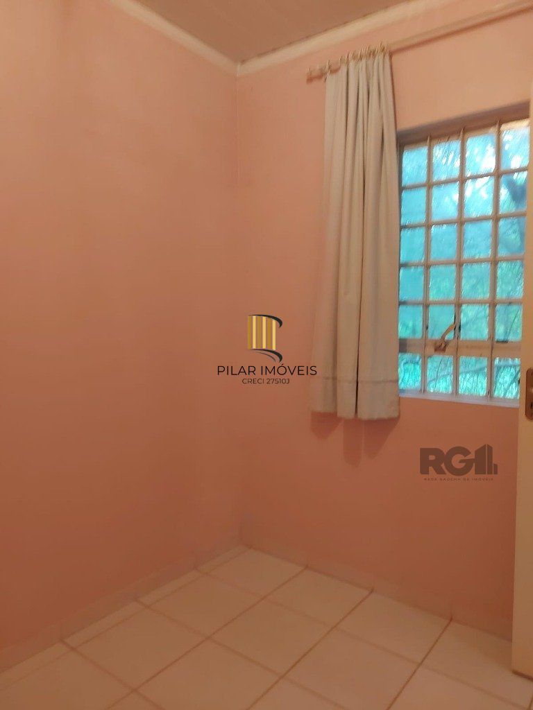 São duas casas no mesmo pátio, com 308,22m² de área construída. Próxima a Av. Teresópolis.