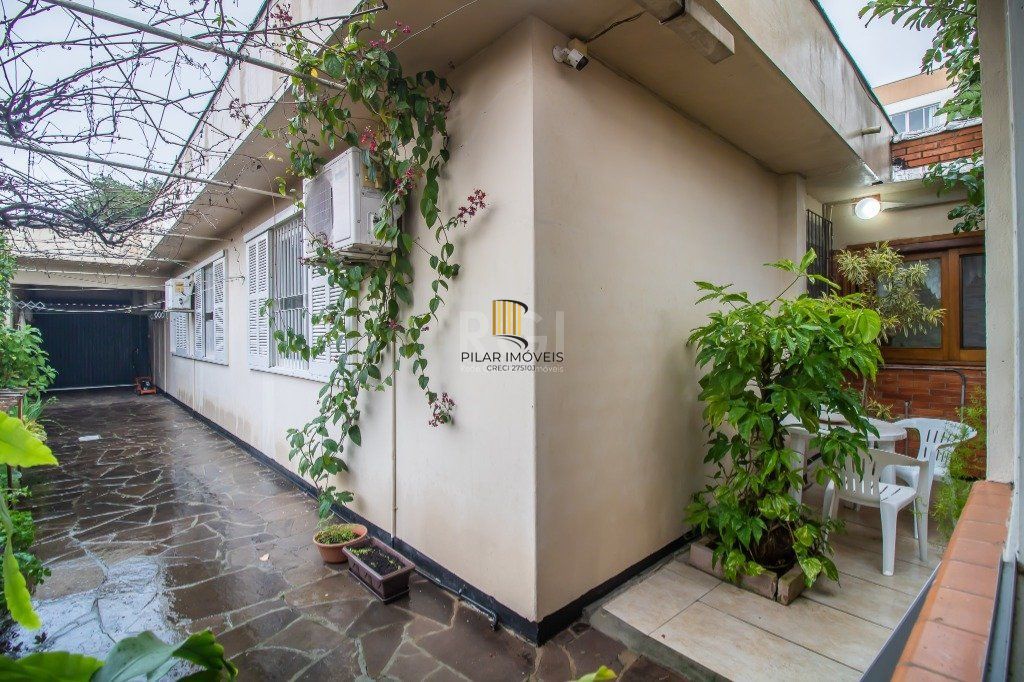 Casa de 289m² - 3 dormitórios, 1 suíte, 4 salas, churrasqueira, pátio e 4 vagas de garagem no bairro Partenon