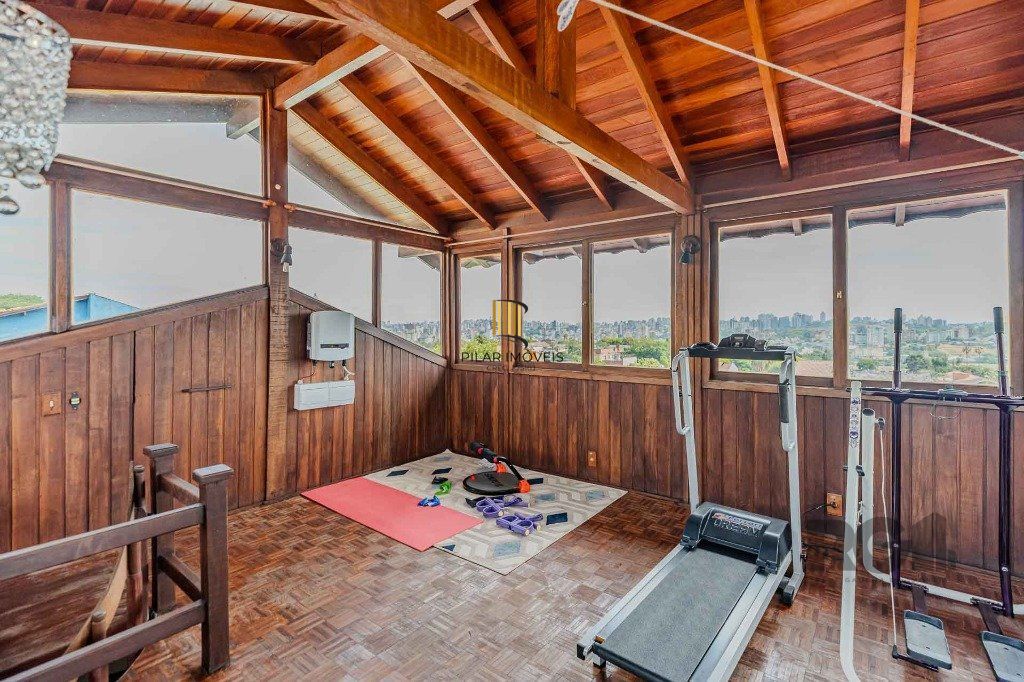 Casa com 234m², 3 dormitórios, 3 vagas no bairro Partenon