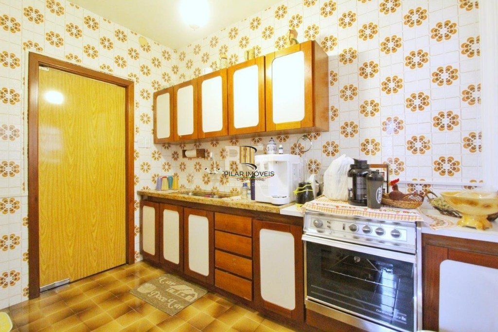 Casa para Venda - 250m², 3 dormitórios, 1 vaga - Teresópolis