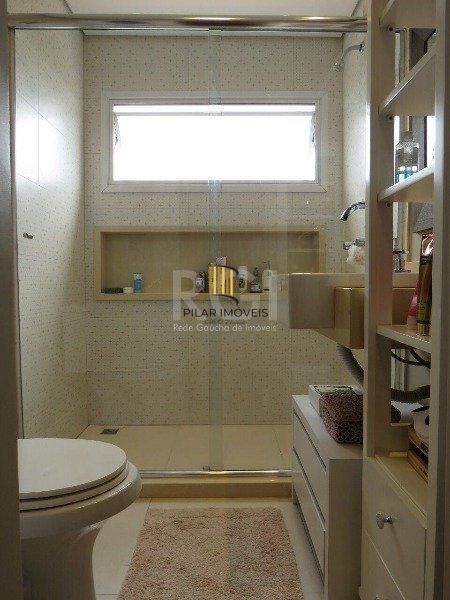 EXCELENTE CASA COM 3 DORMITÓRIOS, 1 SUÍTE E VAGA DE GARAGEM PARA 3 CARROS.
