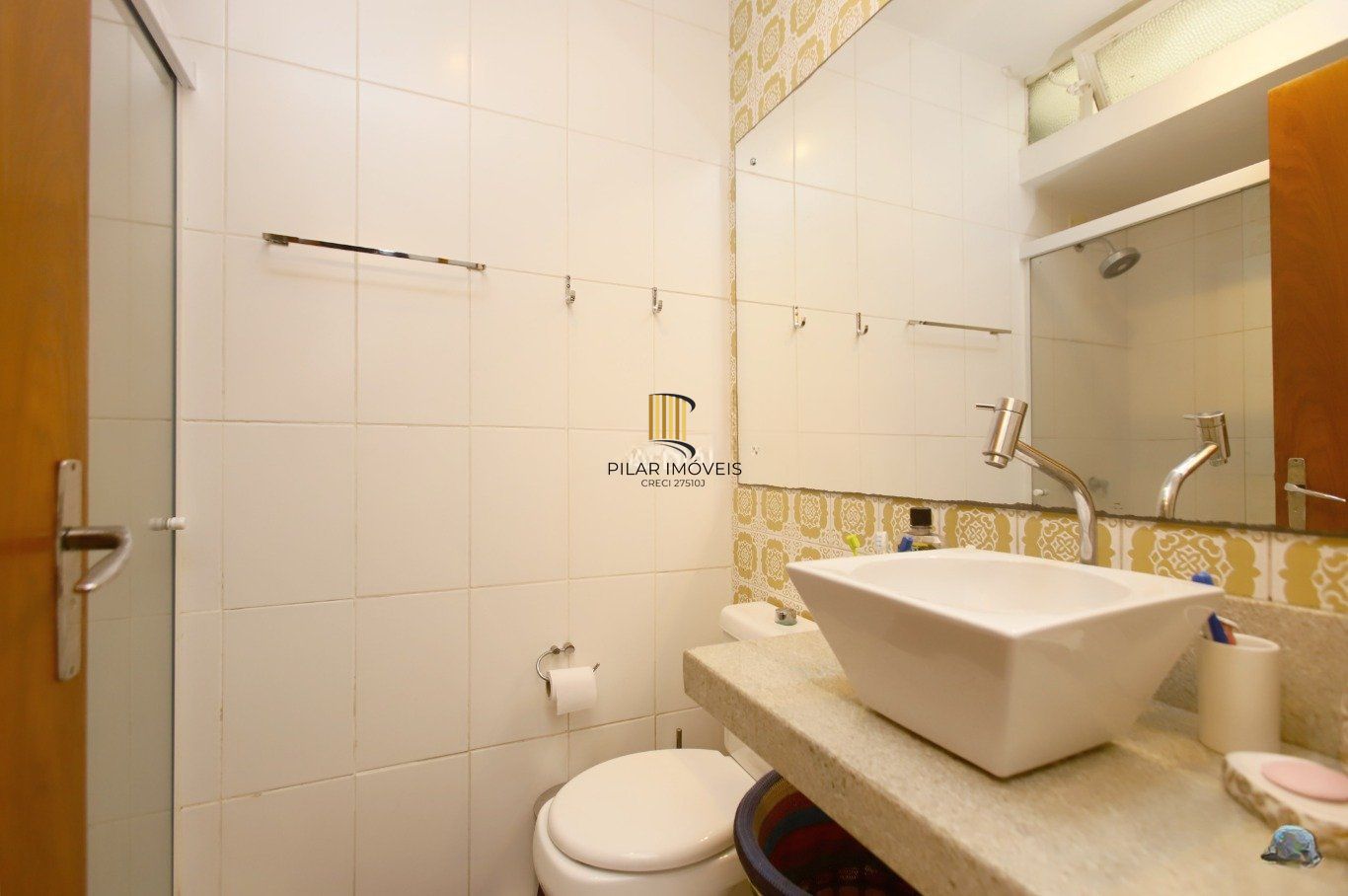 Casa com Edícula nos fundos, total de 5 dormitórios no Bairro gloria.