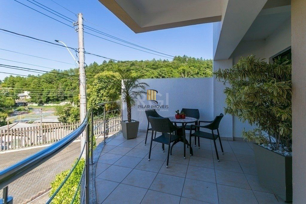 Excelente casa em condomínio com 3 suítes, piscina e 3 vagas de garagem