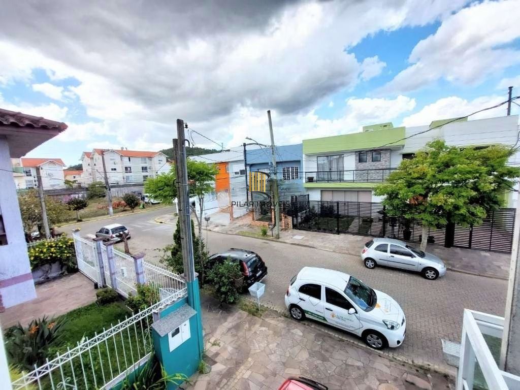 Casa à venda na Hípica, 3 dormitórios, suíte com closet, sótão com churrasqueira e terraço, condomínio fechado com lazer
