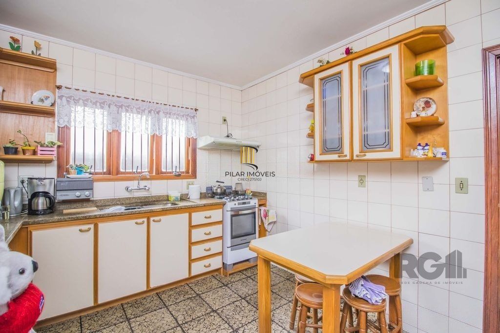 Casa de 329m² - 4 dormitórios, 1 suíte, 6 vagas no bairro Vila Jardim
