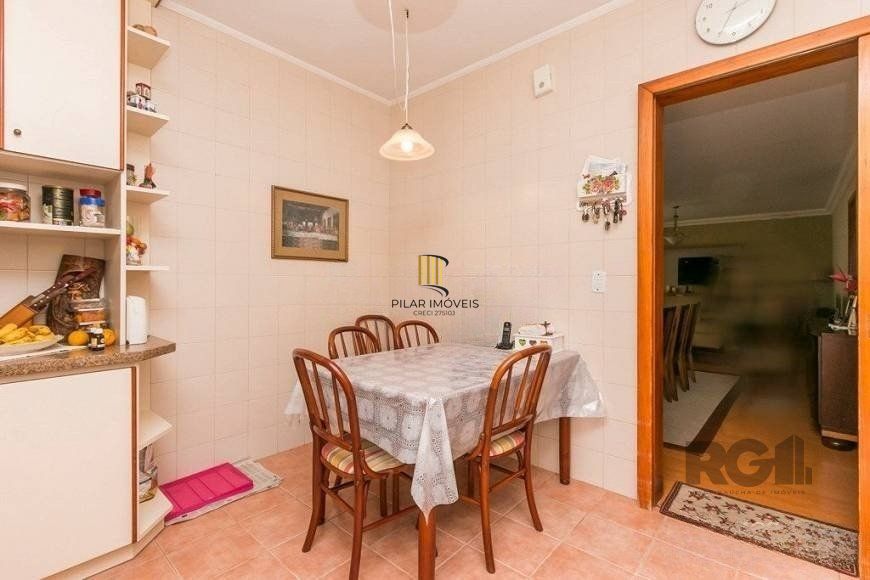 Casa de 380m² - 4 dormitórios, 2 suítes, 4 vagas no bairro Bom Jesus