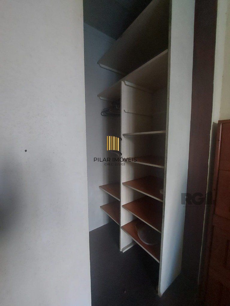 Apartamento de 2 dormitórios, mais 1 quarto de empregada, próximo a av. Teresópolis