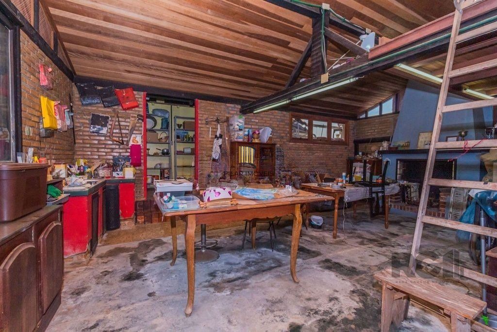 Impecável casa no bairro Medianeira. Living de 3 ambientes com lareira. Com 4 dormitórios sendo 1 suíte também com lareira. Ampla cozinha mobiliada e reformada. Dormitórios com armários fixos .