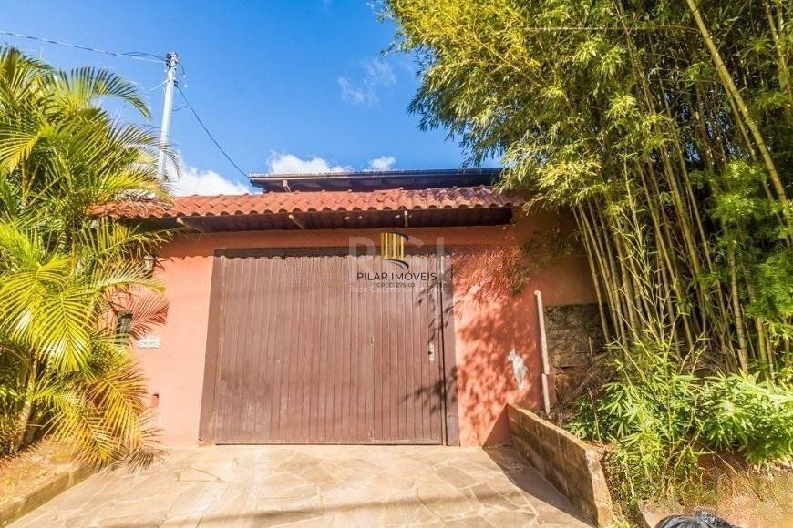 CASA DE 2 DORMITÓRIOS, PISCINA, CHURRASQUEIRA E 2 VAGAS DE GARAGEM NO BAIRRO HÍPICA