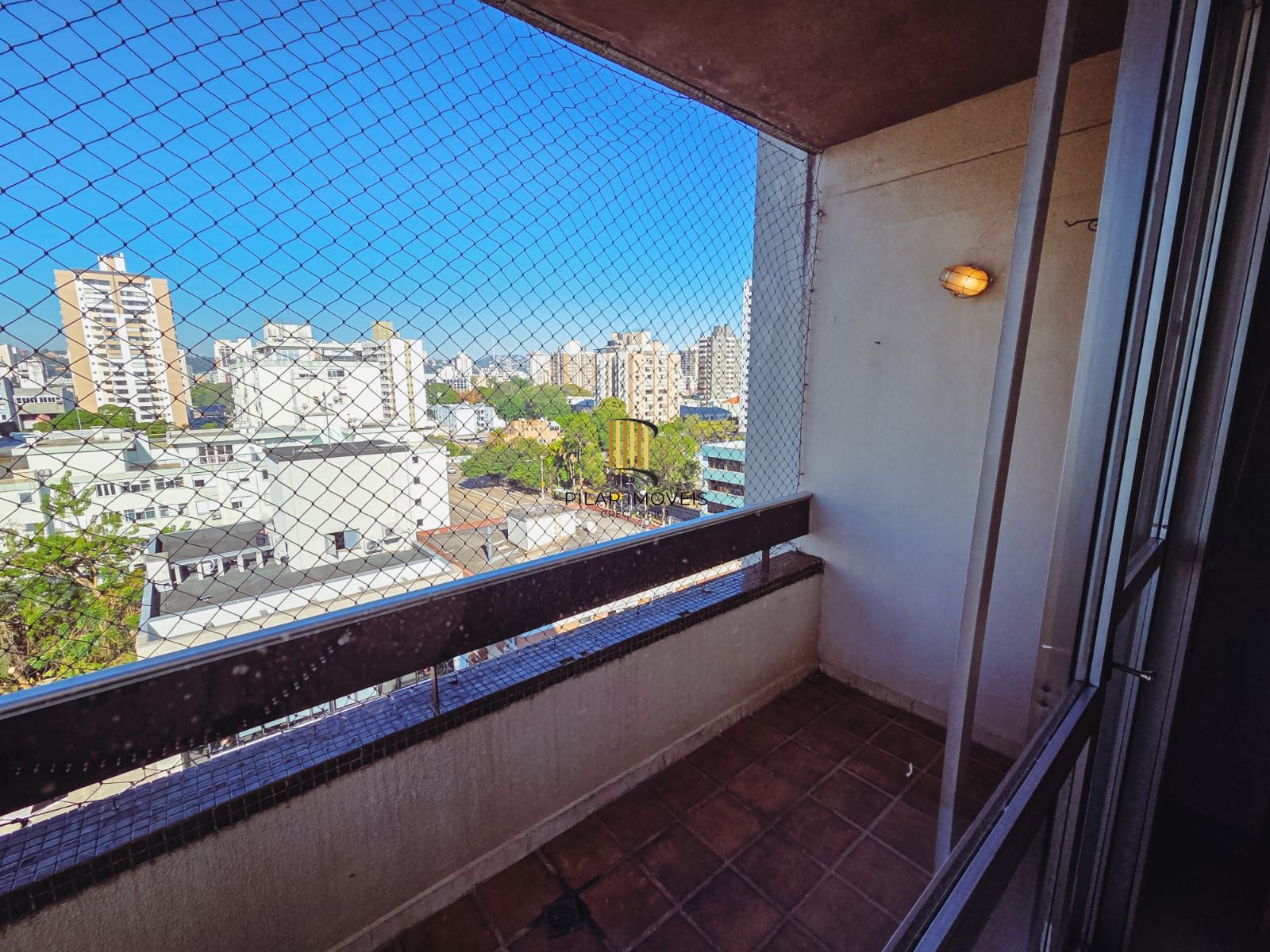 COBERTURA NO MENINO DEUS - 2 DORM, 2 BANH, 2 VAGAS COBERTAS - VISTA PANORÂMICA